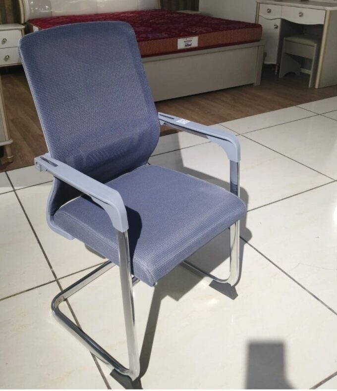 Ergonomic Mesh Visitor Chair